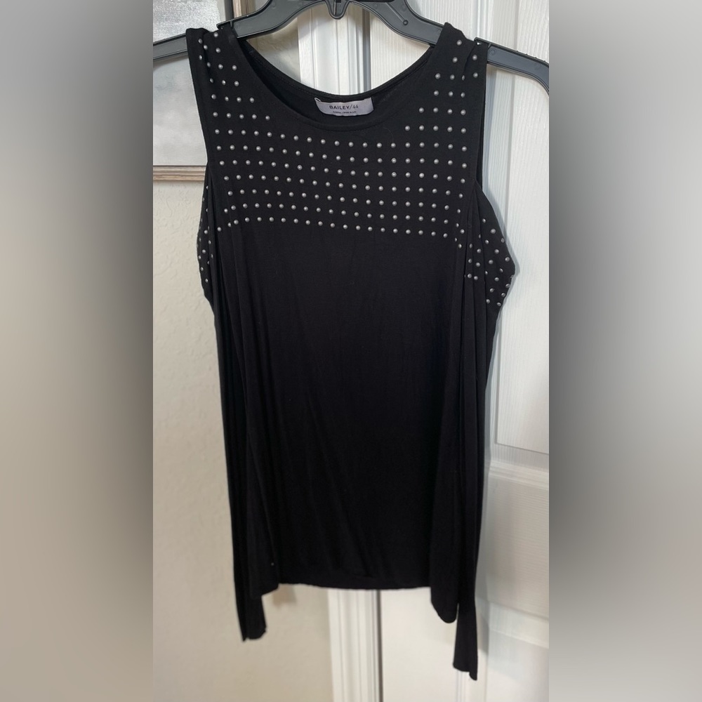 Bailey 44 Women’s Black Cold Shoulder L/S Studded Top-XS-Preowned-Comfy & Chic